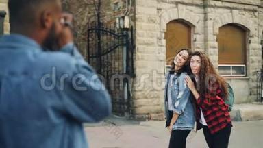 世界上快乐的朋友旅行者在户外摆姿势拍照，做滑稽的表情，展示舌头和手势